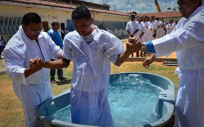 presos-bautizaron-brasil-20161130154735